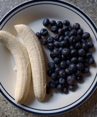cinnamon oat meal with banana and blueberries
