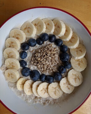 Cinnamon Oat Meal With Banana and Blueberries – Quickie Breakfast