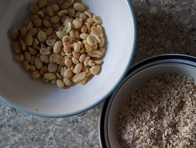 roasted-peanuts-and-raw-oats